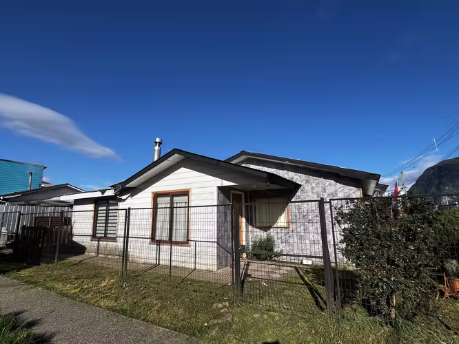 SE VENDE CASA HABITACIÓN EN PUERTO AYSÉN – SECTOR RIBERA SUR.
