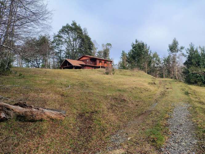 Hermosa Parcela de 7 Hectáreas con Casa y Cabaña — Camino a Lican Ray, Sector Hualapulli, Villarrica