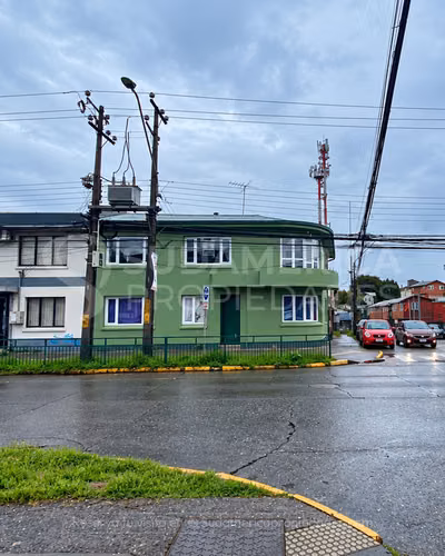 Arriendo de amplia casa comercial en centro de Valdivia