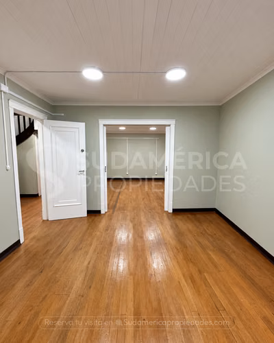 Arriendo de amplia casa comercial en centro de Valdivia