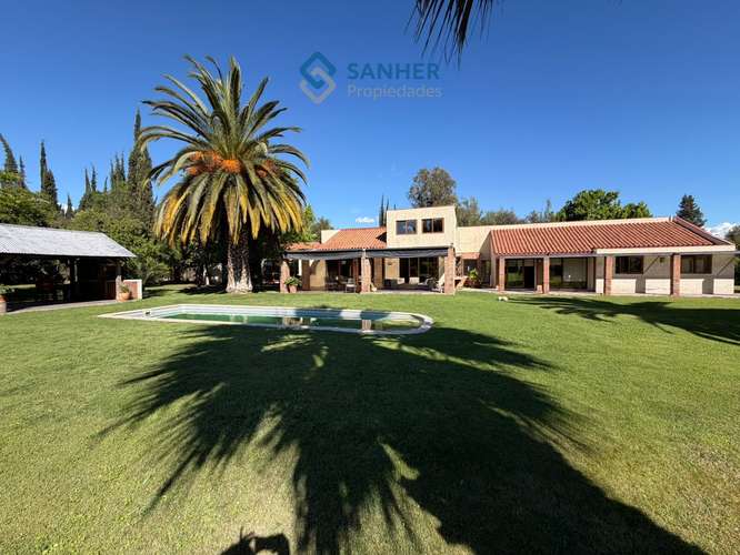 Casa en parcela con piscina y quincho Condominio C.Tango