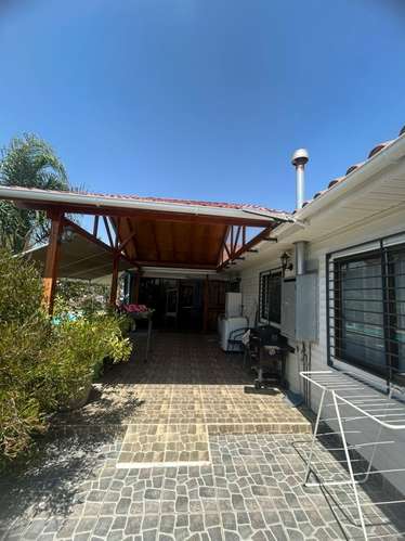 SE VENDE HERMOSA CASA ESQUINA EN LOS ANDES