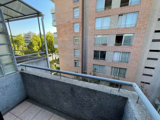 Oficina a media cuadra P Valdivia, recepción + privado con baño y terraza