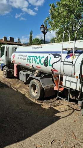 Camión con estanque de combustible
