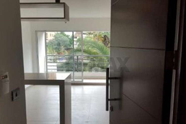 Departamento luminoso con balcón y piscina - Imagen 9