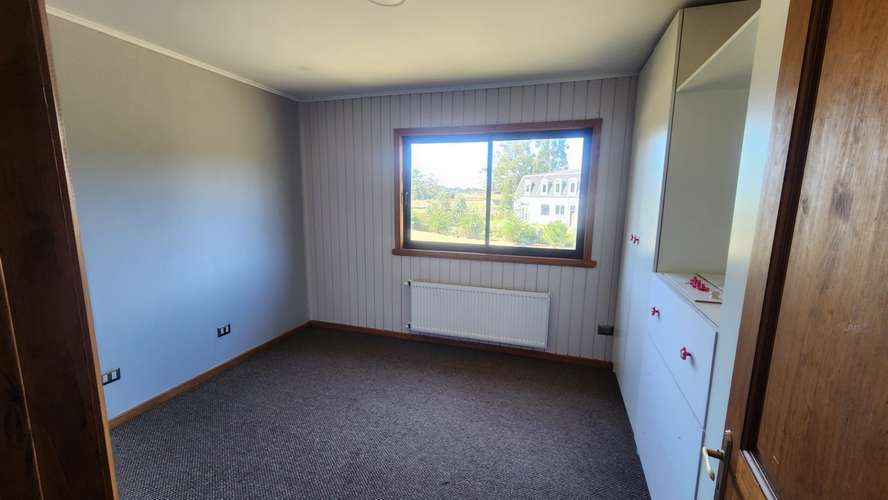 SE VENDE PARCELA CON CASA, REMODELADA. CALLE LOS ARRAYANES