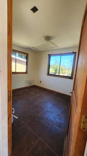 SE VENDE PARCELA CON CASA, REMODELADA. CALLE LOS ARRAYANES