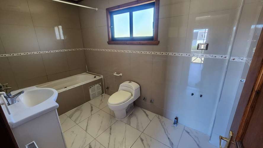 SE VENDE PARCELA CON CASA, REMODELADA. CALLE LOS ARRAYANES