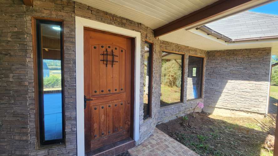 SE VENDE PARCELA CON CASA, REMODELADA. CALLE LOS ARRAYANES