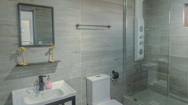 CASA 2 PISOS 4D 4B 3E  CONDOMINIO EN PINGUERAL - Imagen 4