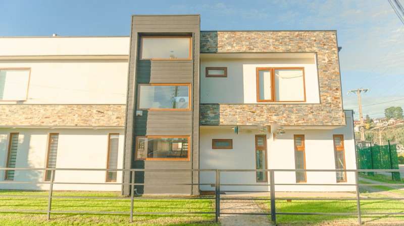 CASA 2 PISOS 4D 4B 3E  CONDOMINIO EN PINGUERAL - Imagen 10