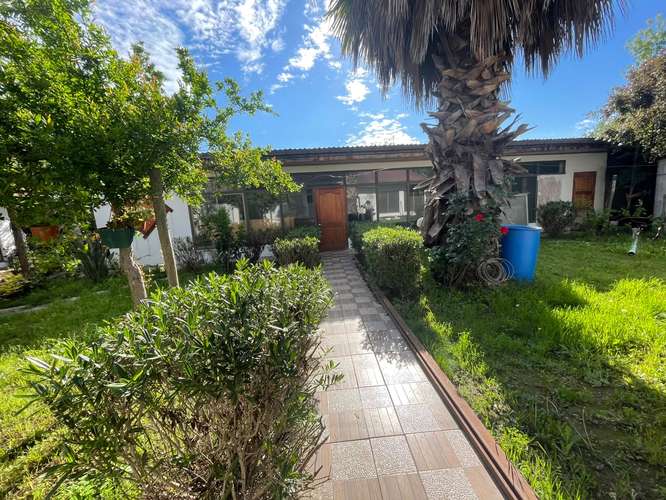 Casa + edificación de 9 suites + salón multifuncional en 1.492 m², todo regularizado, en Buin