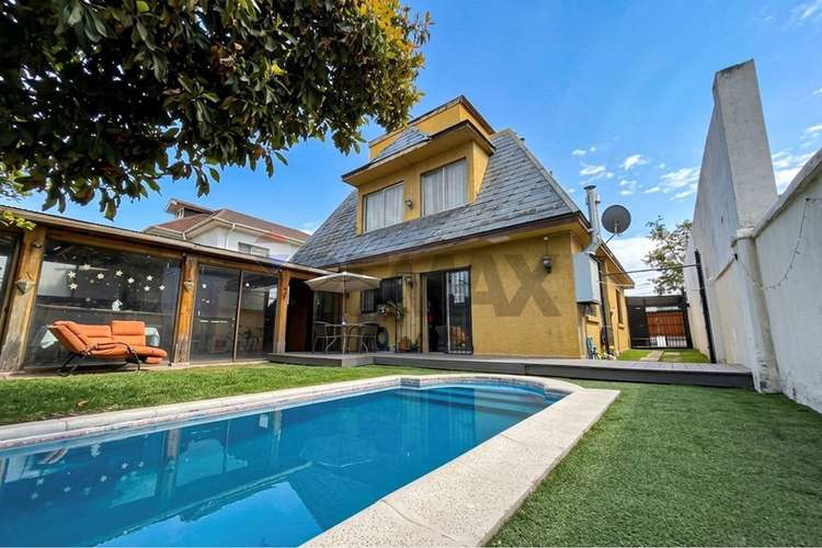 Casa con quincho, piscina y gran patio en ñuñoa