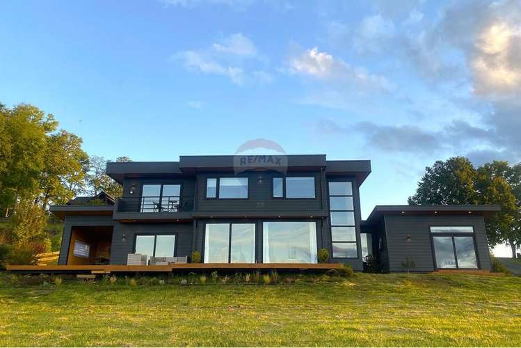 En venta casa exclusiva, vista al lago - pucón