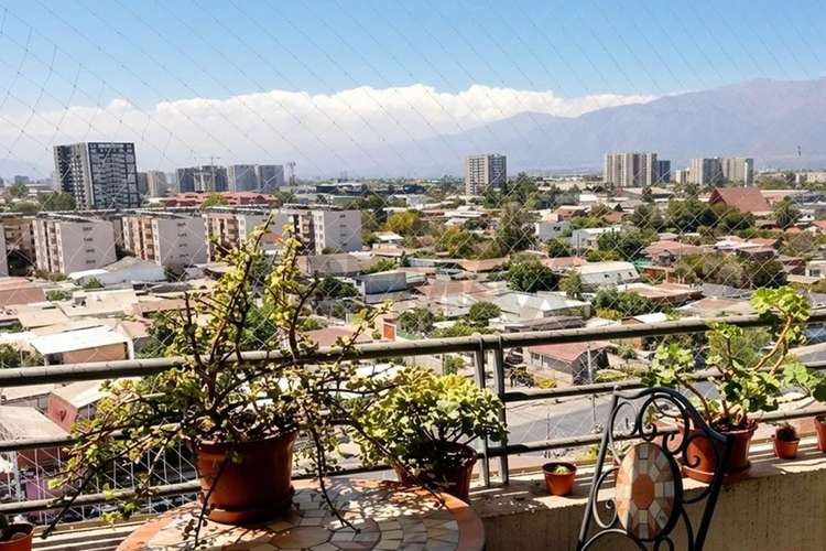 Vista despejada con estacionamiento y bodega. - Imagen 9