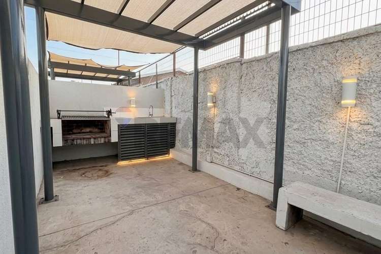 Vista despejada con estacionamiento y bodega. - Imagen 16