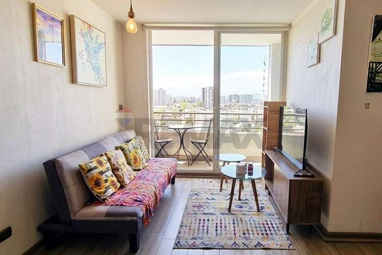 Vista despejada con estacionamiento y bodega. - Imagen 3
