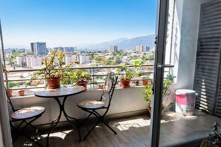Vista despejada con estacionamiento y bodega. - Imagen 8