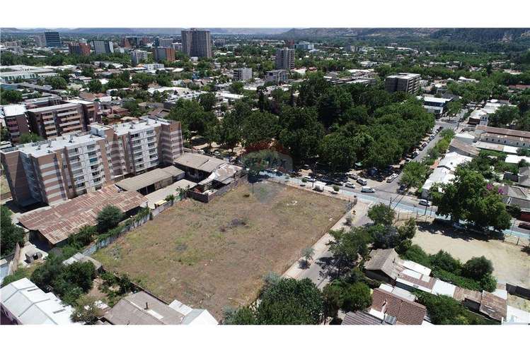 Sector plaza las heras, amplio terreno esquina.