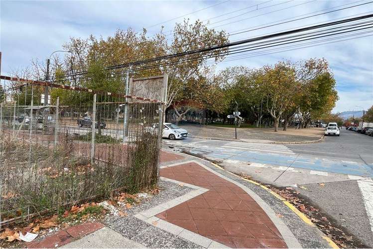 Sector plaza las heras, amplio terreno esquina.