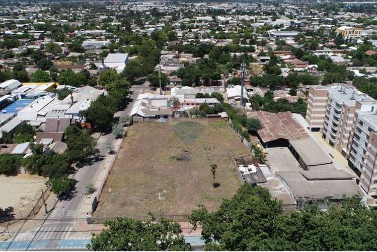 Sector plaza las heras, amplio terreno esquina.