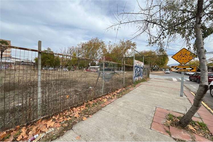 Sector plaza las heras, amplio terreno esquina.
