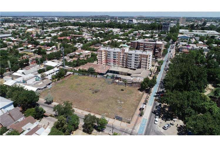Sector plaza las heras, amplio terreno esquina.