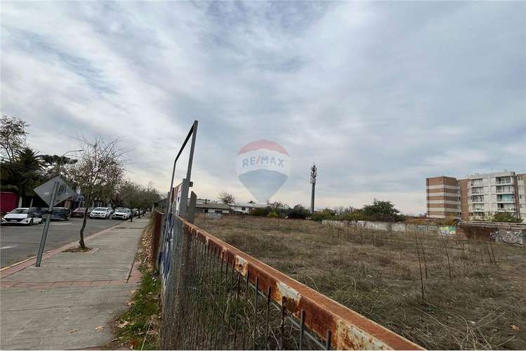 Sector plaza las heras, amplio terreno esquina.