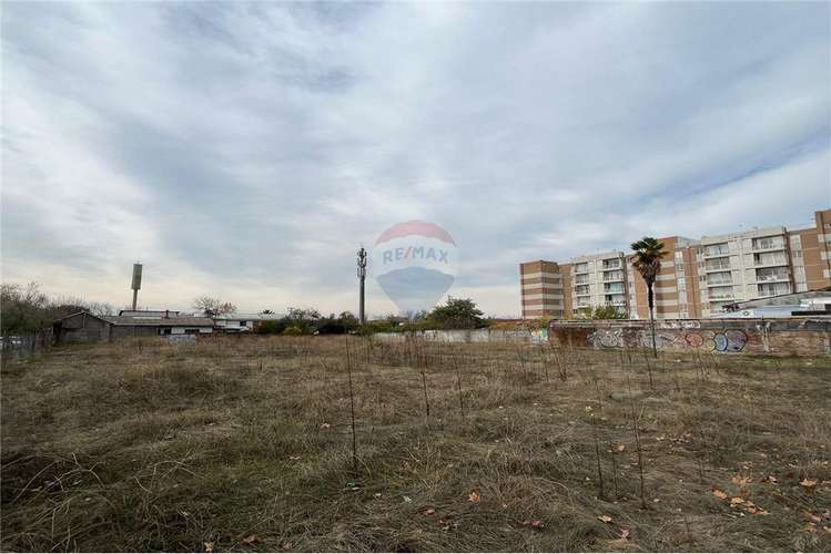 Sector plaza las heras, amplio terreno esquina.