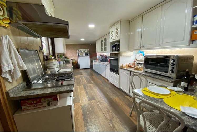 Se vende exclusiva casa central en curico, 400 m2