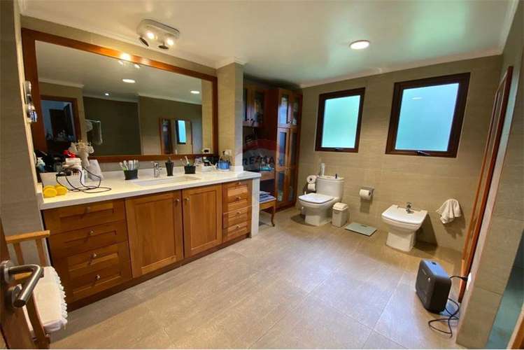 Se vende exclusiva casa central en curico, 400 m2