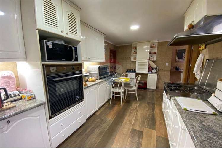 Se vende exclusiva casa central en curico, 400 m2