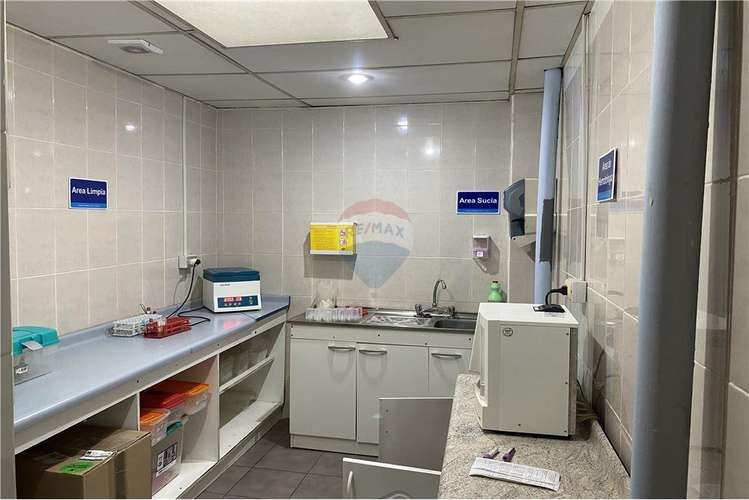 Se vende centro medico en linares.