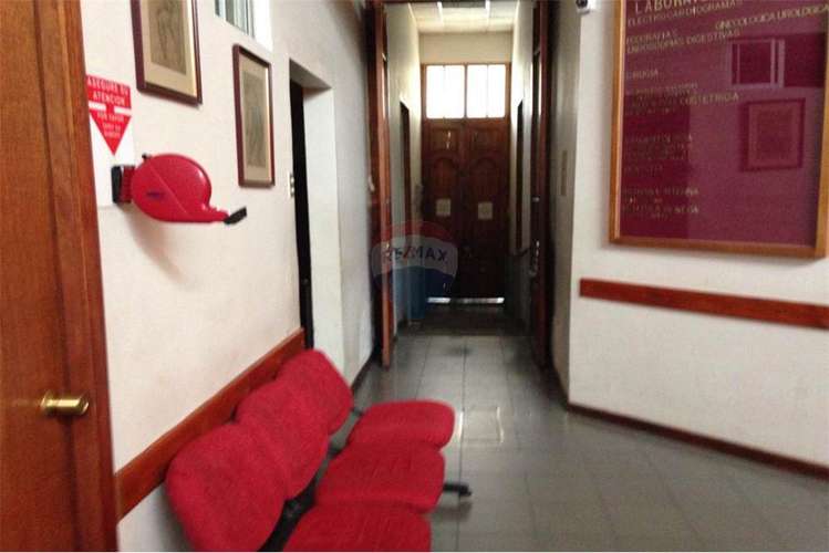 Se vende centro medico en linares.
