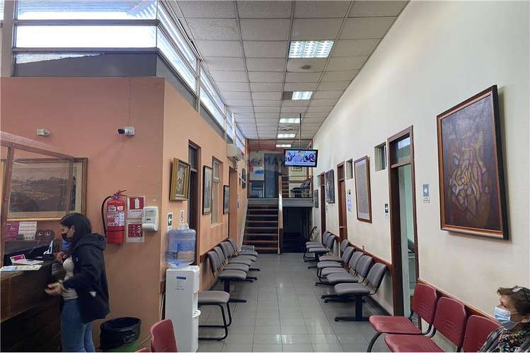 Se vende centro medico en linares.