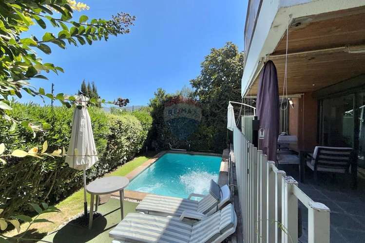 En condominio, con piscina y vistas.