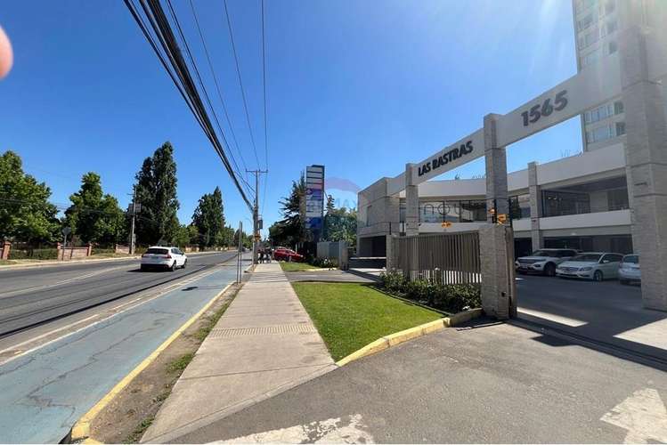Arriendan 2 locales   en las rastras / 5 norte