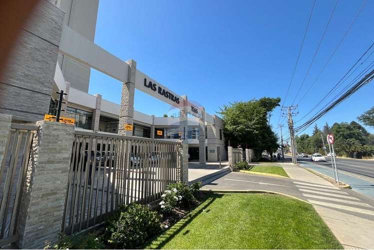 Arriendan 2 locales   en las rastras / 5 norte