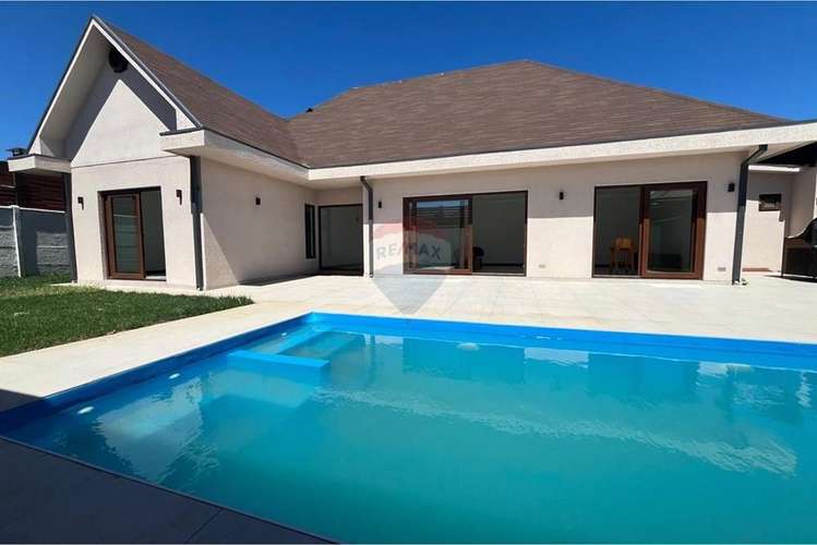 Se vende excelente casa en parque san valentin.