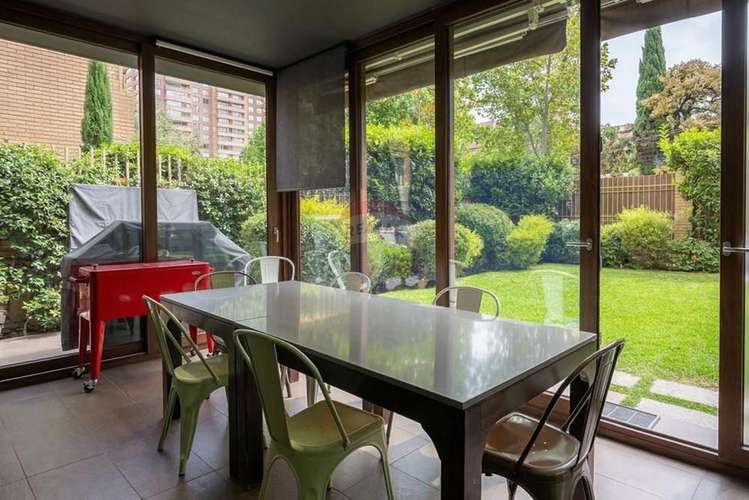 Depto con 450 m2 de jardín y piscina privados. - Imagen 12