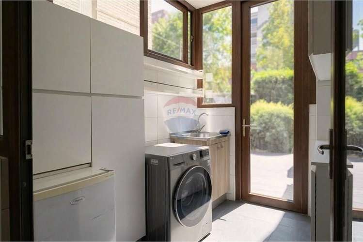 Depto con 450 m2 de jardín y piscina privados. - Imagen 7