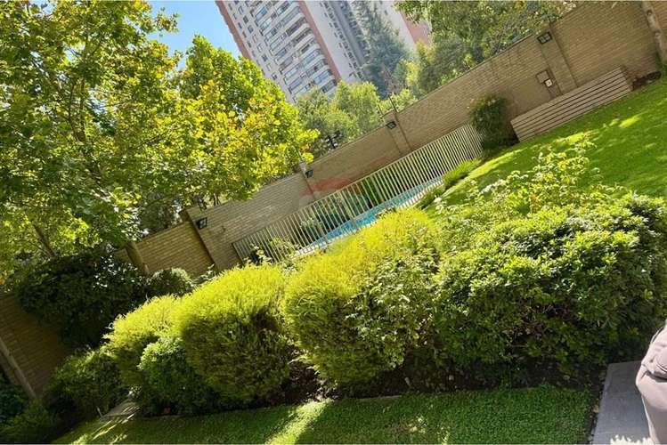 Depto con 450 m2 de jardín y piscina privados. - Imagen 21