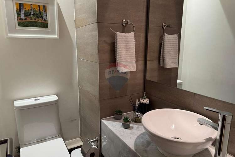 Depto con 450 m2 de jardín y piscina privados. - Imagen 20