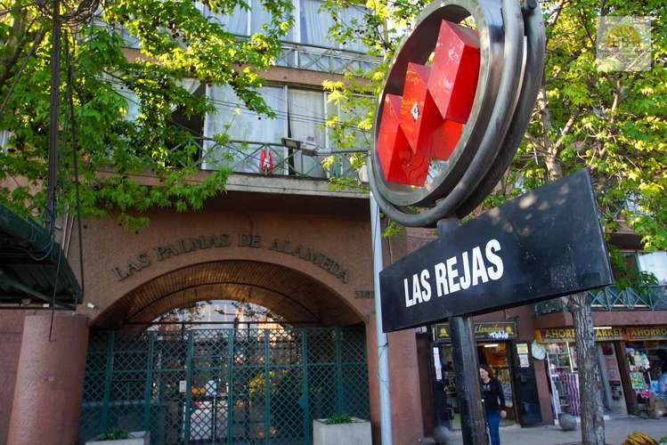 Se vende departamento en Metro Las Rejas