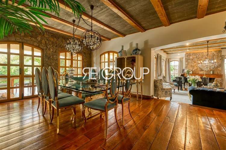 Casa en venta de 5 dorm. en Vitacura