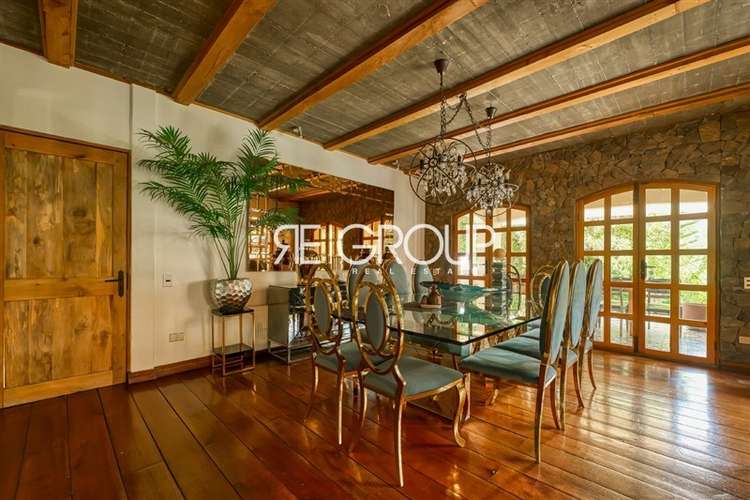 Casa en venta de 5 dorm. en Vitacura