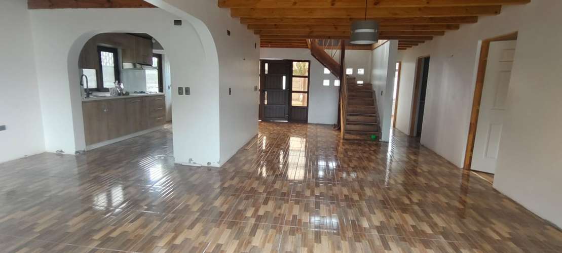SE ARRIENDA HERMOSA CASA EN SECTOR LA ISLA EN SAGRADA FAMILIA 4 DORM 2 BAÑOS 2 ESTAC.