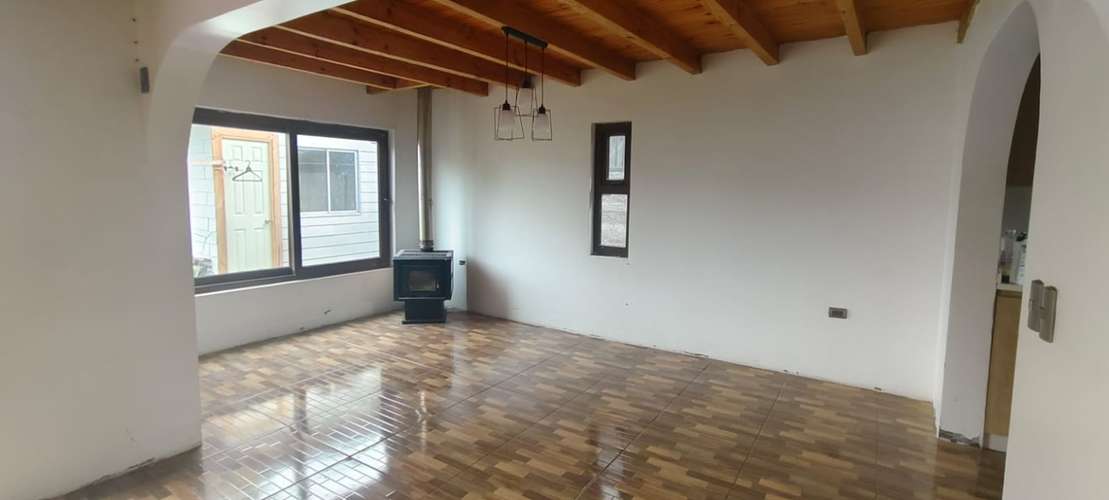 SE ARRIENDA HERMOSA CASA EN SECTOR LA ISLA EN SAGRADA FAMILIA 4 DORM 2 BAÑOS 2 ESTAC.