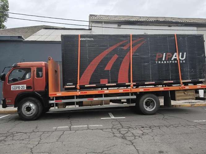 Camión carrocería plana más una carrocería cerrada