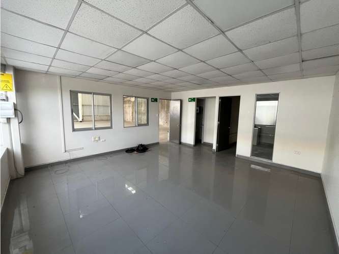 Arriendo bodega c/of de 268 m² en Parque Industrial, C Navia